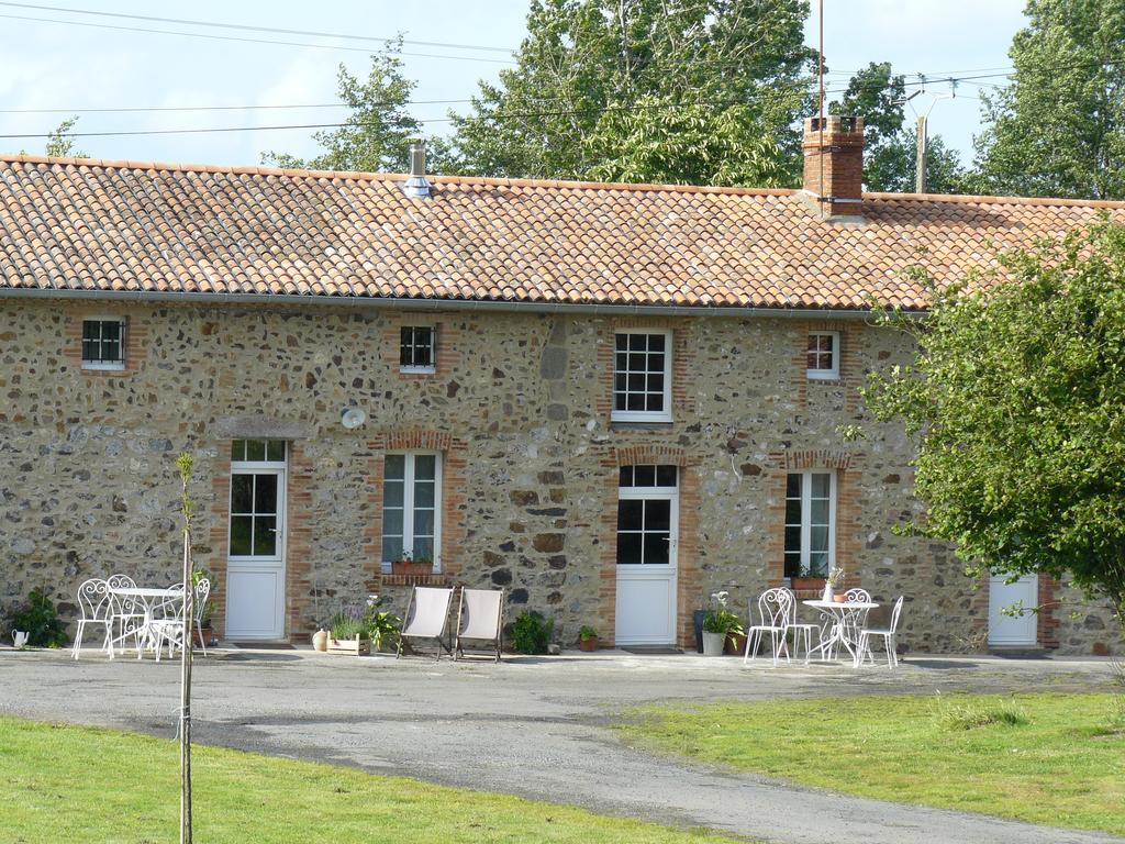 Gites De L'Etang Des Noues Cholet Exterior foto